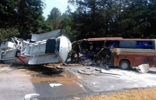 Los reportes policiales indican que el conductor de la pipa perdió el control de la unidad y se impactó de frente contra el autobús y logró huir del lugar. (ESPECIAL)