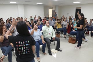 En conjunto con la asociación civil “Sordos e Intérpretes de la Laguna” (SILAC), se inició esta semana el segundo curso de lengua de señas para trabajadores y funcionarios de esta dependencia municipal.
