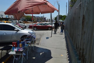 Ambulantes se han comenzado a colocar en la parte frontal del IMSS No. 16 de Torreón, en la banqueta del bulevar Revolución. (ROBERTO ITURRIAGA)