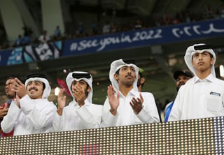 Hinchas cataríes aplauden durante la final de la Copa Emir al inaugurarse el estadio Al Wakrah en Doha, Catar, uno de los escenarios de la Copa Mundial de futbol 2020. (ARCHIVO)