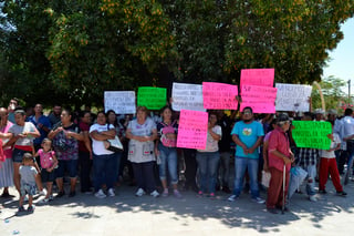 Con pancartas, propietarios de expendios y vinateros de Matamoros exigieron que se reanuden los permisos para el traslado de cantidades considerables de bebidas alcohólicas. (EL SIGLO DE TORREÓN/EDITH GONZÁLEZ)