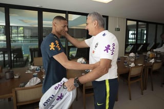 Adenor Leonardo Bacchi 'Tite' (d) saluda al atacante Richarlison a su llegada ayer a la concentración de la selección brasileña. (EFE)