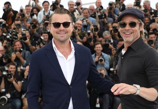 Juntos. Los actores Leonardo DiCaprio, a la izquierda, y Brad Pitt posan con motivo del estreno de Once Upon a Time in Hollywood en el Festival de Cine de Cannes. (EFE)