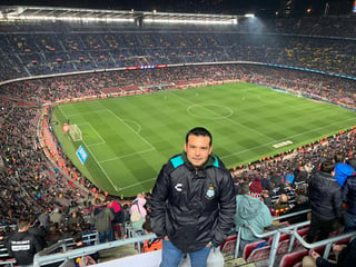 El lagunero llevó los colores del Santos Laguna al estadio del FC Barcelona, dentro de su preparación académica como entrenador. (ESPECIAL)