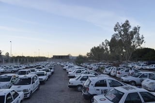 Más de 120 autos adheridos a la Base de Taxis CTM y sus choferes se congregaron en los campos de la Unidad Deportiva San Fernando y se pronunciaron a favor del candidato del PRI a la alcaldía de Lerdo. (EL SIGLO DE TORREÓN)