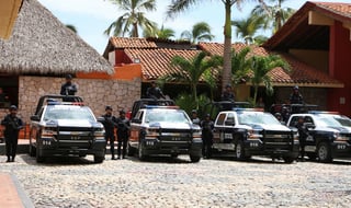 Una patrulla de la Policía Michoacán, que se encontraba en reparación en un taller mecánico de la colonia Wenceslao Victoria de Uruapan fue incendiada por desconocidos que lograron escapar. (ARCHIVO)