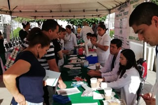 Aquí en Torreón la jornada de salud se lleva a cabo en la Plaza Mayor, afuera de la Presidencia Municipal, a partir de las 9 de la mañana hasta la 1 de la tarde. (ARCHIVO)
