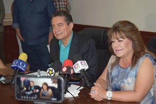 La alcaldesa, Leticia Herrera Ale se hizo acompañar por el tesorero, Óscar García Villarreal para explicar la forma en que se han atendido estos compromisos financieros durante los 33 meses de gestión. (EL SIGLO DE TORREÓN)
