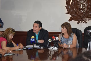 El tesorero, Óscar García Villarreal y la alcaldesa, Leticia Herrera Ale explicaron cómo se han atendido los adeudos heredados. (EL SIGLO DE TORREÓN) 