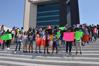Los estudiantes llegaron a la presidencia municipal para hacer una cadena humana para exigir que les entreguen la beca. (FERNANDO COMPEÁN)