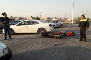 Se registró un choque entre un vehículo y una motocicleta, el conductor de esta última resultó lesionado. (EL SIGLO DE TORREÓN)