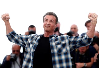 En vaqueros, camiseta y camisa de cuadros abierta, el estadounidense llegó a Cannes para presentar Rambo. (EFE)