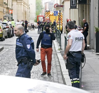 La policía, que acordonó el área, constató que se trató de un explosivo de fabricación casera, ya que en el sitio fueron encontrados tornillos o pernos esparcidos en el suelo, de acuerdo con reportes de la prensa francesa. (EFE)
