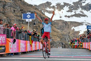 El ruso Ilnur Zakarin festeja al cruzar primero la meta para ganar la 13ra etapa del Giro de Italia.