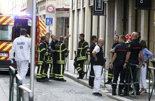 Bomberos franceses y miembros del Servicio de Atención Médico de Urgencias (SAMU) en el lugar tras la explosión.