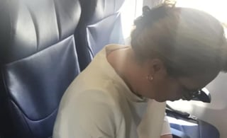 El usuario de Twitter, Jorge Rioja, publicó una fotografía de Josefa González-Blanco Ortiz-Mena a bordo del avión. (TWITTER)
