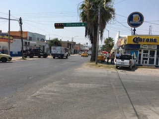 Según los primeros peritajes, la camioneta Dodge Ram de color negro, con número de identificación FC-182-17, se desplazaba de norte a sur por el par vial de la calle Mariano López Ortiz. (EL SIGLO DE TORREÓN)
