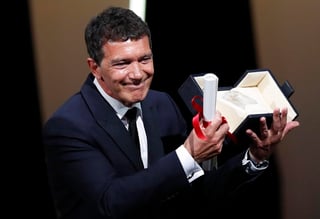 Banderas, de 58 años, se convirtió así en el sexto actor español en conseguir el premio de interpretación en Cannes. (EFE)
