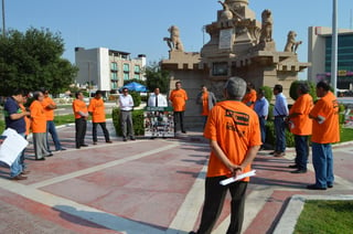 Los periodistas se reunieron el sábado alrededor del Monumento a Juárez en punto de las 09:00 horas. (EL SIGLO DE TORREÓN)