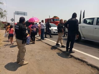 Habitantes del ejido el Cuije bloquearon la carretera Torreón-San Pedro por falta de electricidad. (EL SIGLO DE TORREÓN)