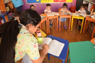 Katia tiene 3 años como maestra, pero combina su actividad profesional con los estudios para mejorar su atención a los niños. (EL SIGLO DE TORREÓN)