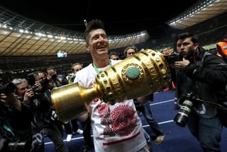 El polaco Robert Lewandowski festeja tras conquistar el título de la Copa Alemana donde contribuyó con dos goles. (EFE)