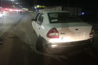 El conductor del vehículo Dodge Stratus perdió el control del volante y se impactó contra un automóvil estacionado. (EL SIGLO DE TORREÓN)