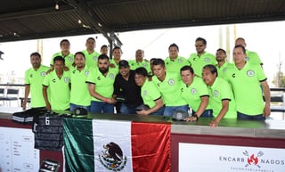 Jugadores del equipo fueron acompañados por el gerente general del Unión Laguna, Jorge Lechuga, en esta presentación. (EL SIGLO DE TORREÓN/JESÚS GALINDO)