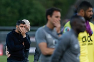 El técnico del Porto, Sérgio Conceição, se lamenta tras la caída de su equipo en penales ante el Sporting Lisboa. (EFE)