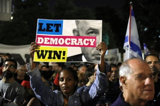 Los manifestantes compararon al primer ministro israelí con el mandatario turco.