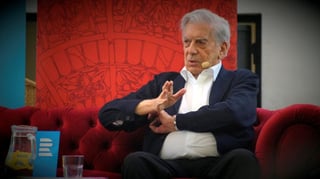 El Premio Nobel de Literatura, Mario Vargas Llosa, cuestionó si la llegada de Andrés Manuel López Obrador a la presidencia de México logrará profundizar la democracia o hacer prosperar al populismo que, dijo, 'puede arruinar a este país'. (ARCHIVO)