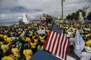  Simpatizantes del presidente brasileño, Jair Bolsonaro, comenzaron este domingo a movilizarse en varias ciudades del país con manifestaciones de apoyo al mandatario, que en cinco meses de Gobierno colecciona crítica y polémicas y hace dos semanas enfrentó multitudinarias protestas de estudiantes. (EFE)