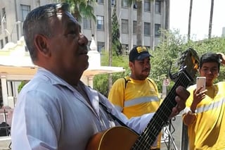 El señor René Hernández canta en las calles del Centro. (FERNANDO GONZÁLEZ)