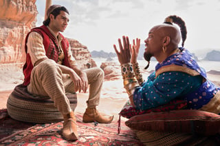 Buen estreno. los actores Mena Massoud como Aladino, izquierda, y Will Smith en el papel de Genio en la cinta Aladdín. (AP)