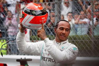 El británico Lewis Hamilton amplió su ventaja en el liderato de pilotos, y dedicó su victoria al fallecido Niki Lauda. (EFE)
