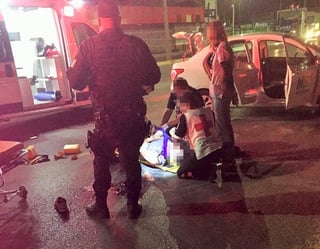 El personal de la Cruz Roja de Torreón acudió al lugar del accidente para atender al hombre que resultó lesionado. (EL SIGLO DE TORREÓN)