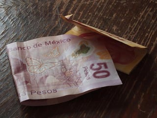 Esta semana, el conflicto comercial entre Estados Unidos y China, así como los apoyos adicionales a Petróleos Mexicanos (Pemex) influirán en el comportamiento del peso mexicano, el cual podría fluctuar entre 18.90 y 19.25 pesos por dólar. (ARCHIVO)