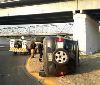 Debido al fuerte impacto el conductor de la unidad Volkswagen perdió el control y terminó volcado a un costado del puente. (EL SIGLO DE TORREÓN)
