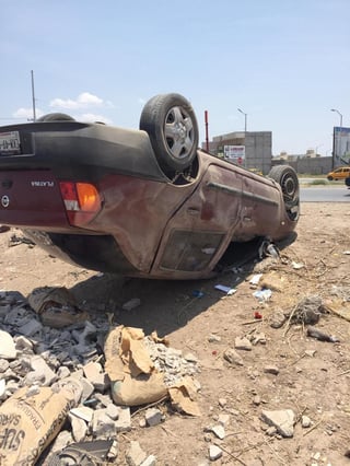 Una mujer resultó lesionada luego de que el vehículo que conducía sufrió una volcadura al oriente de la ciudad de Torreón, fue trasladada a un hospital de la ciudad para su atención médica. (EL SIGLO DE TORREÓN)