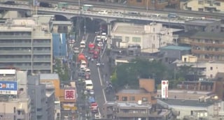 El ataque, de que fueron víctimas niños y adultos, se registró minutos antes de las 8.00 hora local, en la localidad de Kawasaki, al sur de Tokio, y el sospechoso de u autoría ha sido detenido, según NHK.
