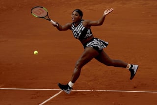Serena Williams vino de atrás para derrotar 2-6, 6-1, 6-0 a Vitalia Diatchenko en la primera ronda de Roland Garros. (EFE)
