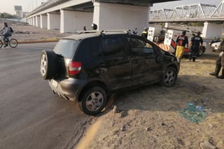 Personal de Protección Civil y Bomberos ayudaron a enderezar el vehículo, así como a retirar los escombros y el combustible derramado. (EL SIGLO DE TORREÓN)