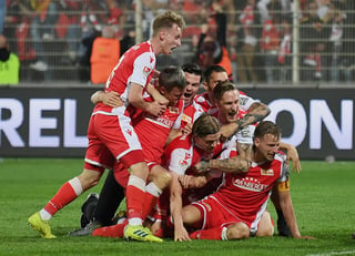 El equipo de Berlín logró su ascenso luego de derrotar al Stuttgart en el encuentro de vuelta de la promoción de la Bundesliga. (CORTESÍA)