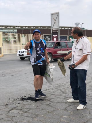 Manuel acudió el domingo a reparar algunos de los baches que hay frente al TSM sobre la antigua carretera Torreón-San Pedro. (CUAUHTÉMOC TORRES)