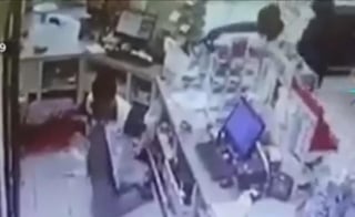Los ladrones asesinan a sangre fría al empleado del lugar, un joven cajero de apenas 15 años de edad, pese a que no opuso resistencia. (TOMADA DEL VIDEO)
