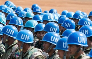 A lo largo de la historia de las operaciones de paz, han muerto más de 3,000 cascos azules, incluyendo 112 hombres y mujeres en 2011. (ARCHIVO)