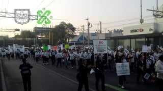 En la Ciudad de México, alrededor de cien empleados se reunieron en la estación de metro Zapata, de ahí marcharon por la avenida Félix Cuevas hasta llegar al Centro Médico 20 de noviembre. (TWITTER)