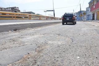 En diversas colonias del Municipio de Torreón diariamente se reportan baches que han causado daños en algunos vehículos. (FERNANDO COMPEÁN)