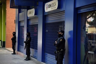 La Policía Nacional Española registra la sede del club Huesca ante el presunto amaño de partidos. (EFE)