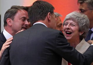 El primer ministro de Luxemburgo, Xavier Bettel (i), y su homólogo holandés, Mark Rutte (c), saludan a la británica Theresa May. (ARCHIVO)